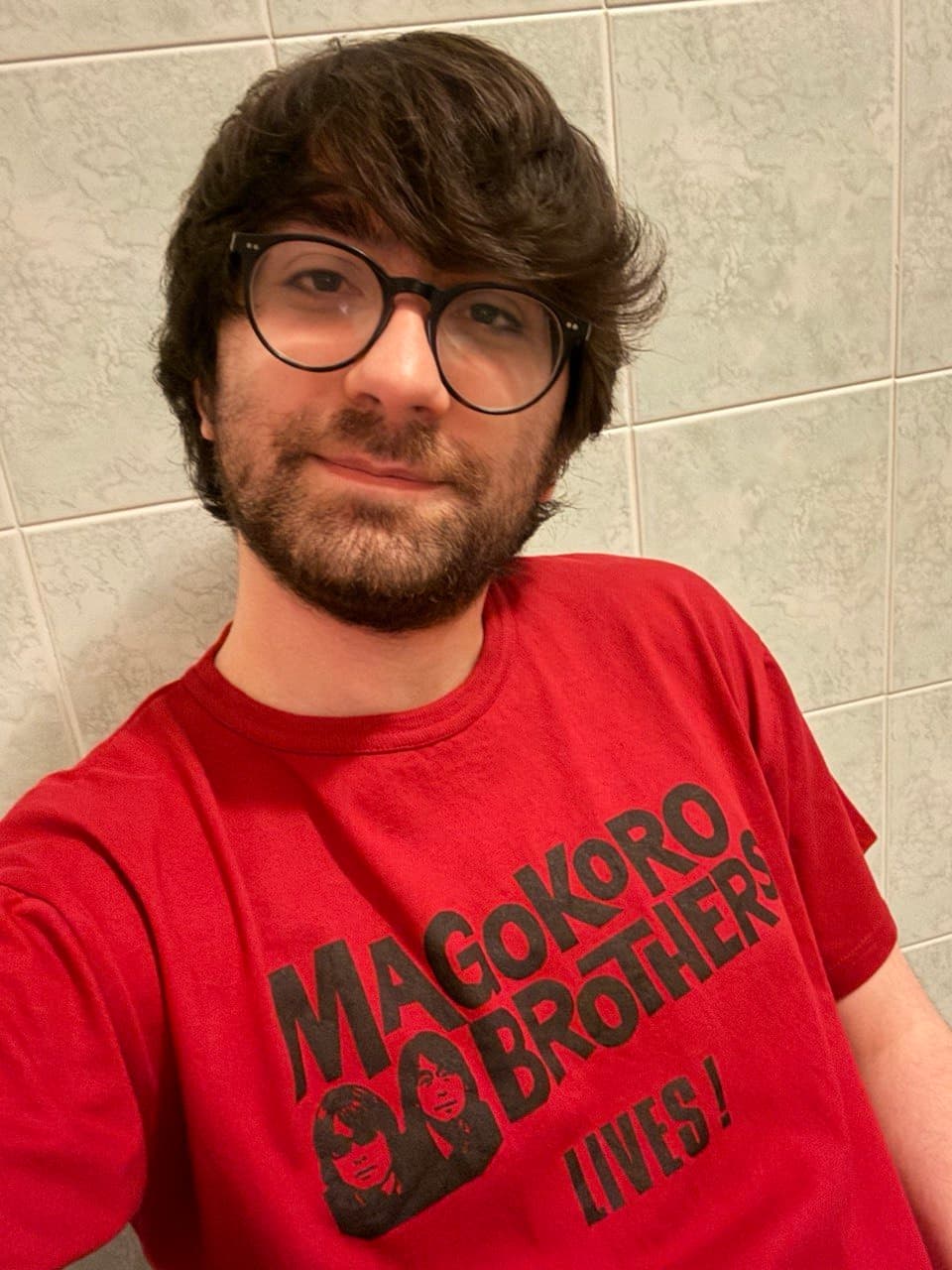 Selfie del curatore con una maglietta rossa dei Magokoro Brothers.